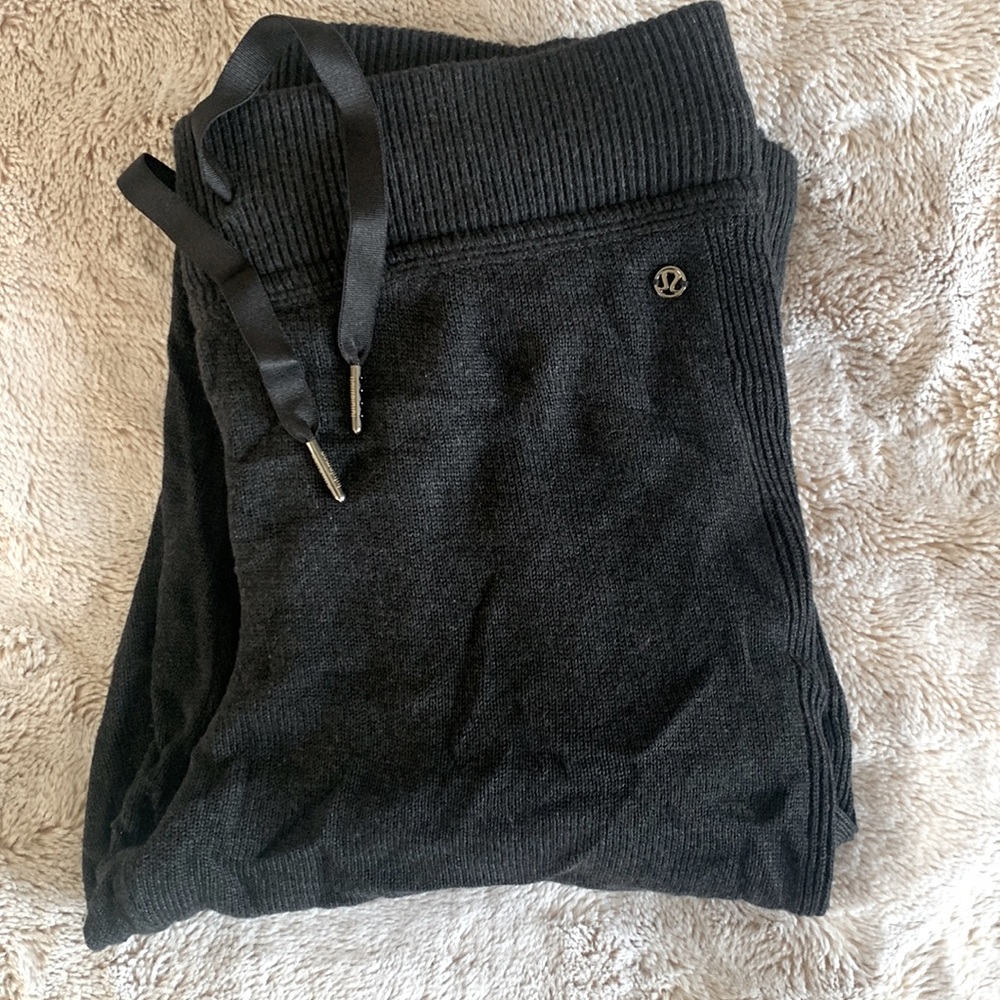 Lululemon dark gray stirrups leggings sweater material size medium